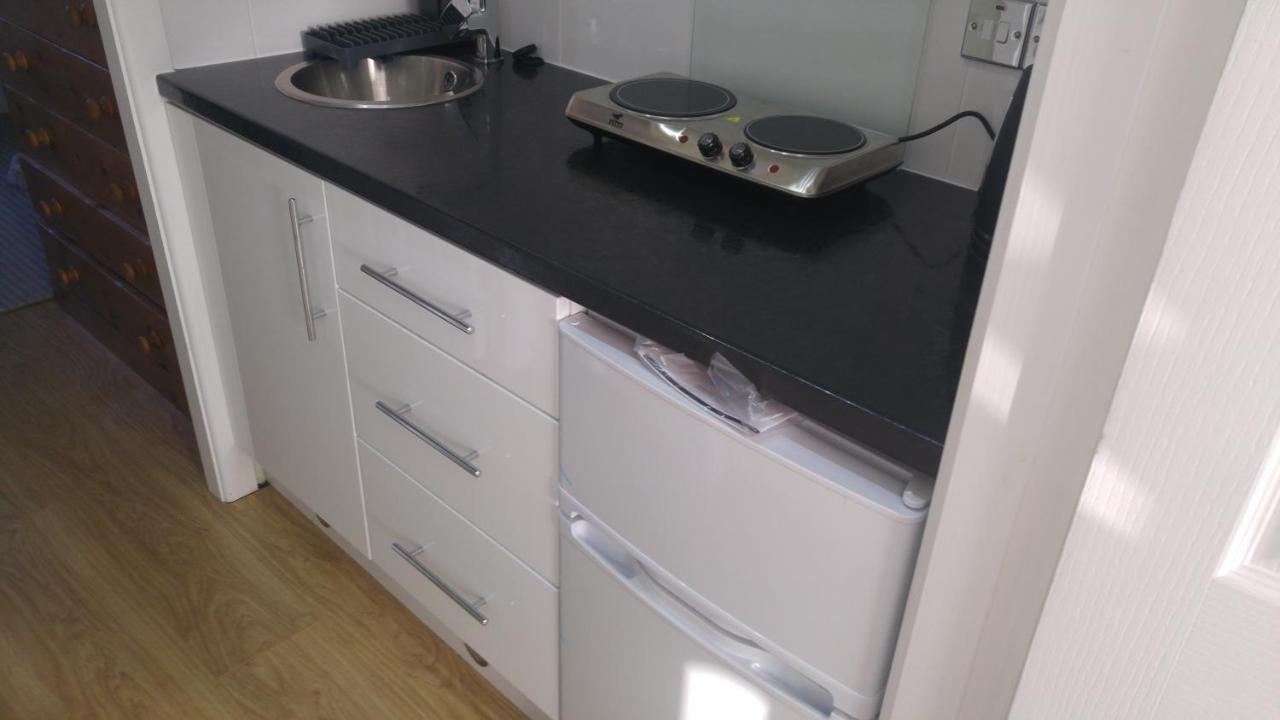 Cosy Annex Close To Leeds Airport *
